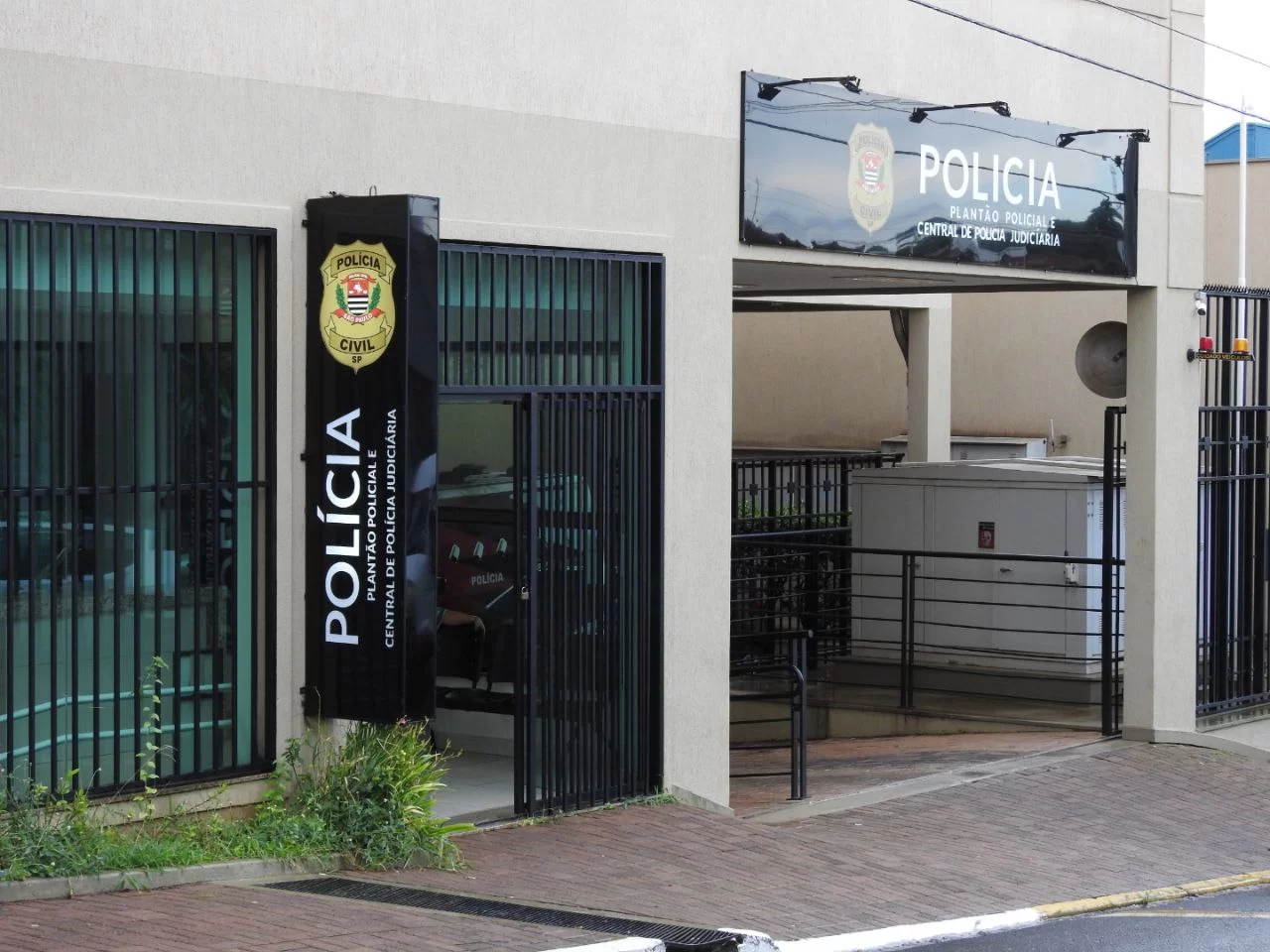 Suspeito de 28 anos é preso em flagrante após furtar bolsa de comerciante na Praça Santa Cruz
