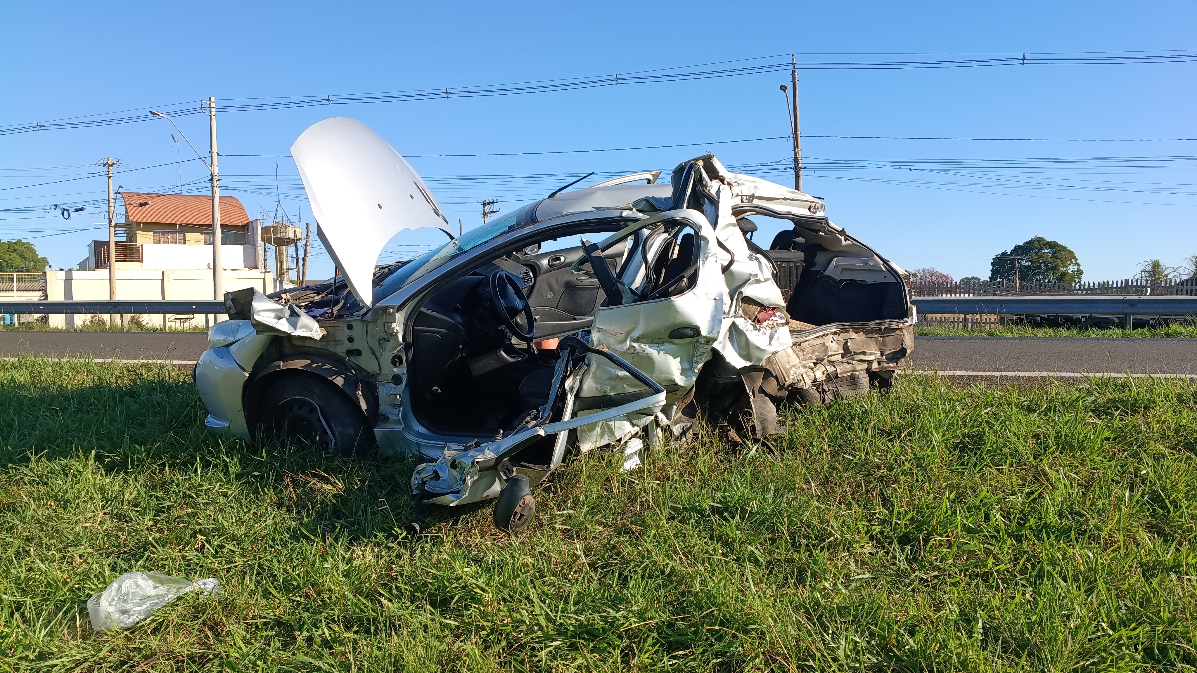 Carro roda na pista e é atingido por caminhão na SP-310 em Araraquara
