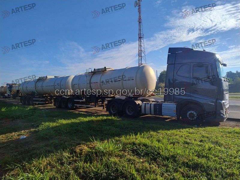 Carreta apresenta vazamento de etanol na Washington Luís e mobiliza equipes em Matão