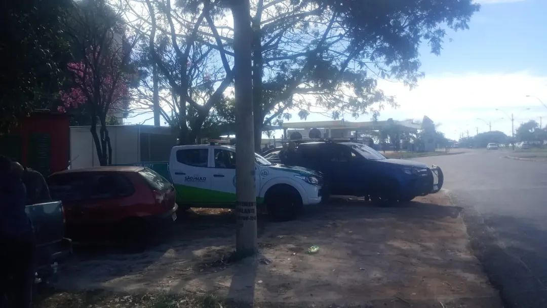Prefeitura realiza desocupação de áreas irregulares e remove estruturas de ambulantes, em Araraquara