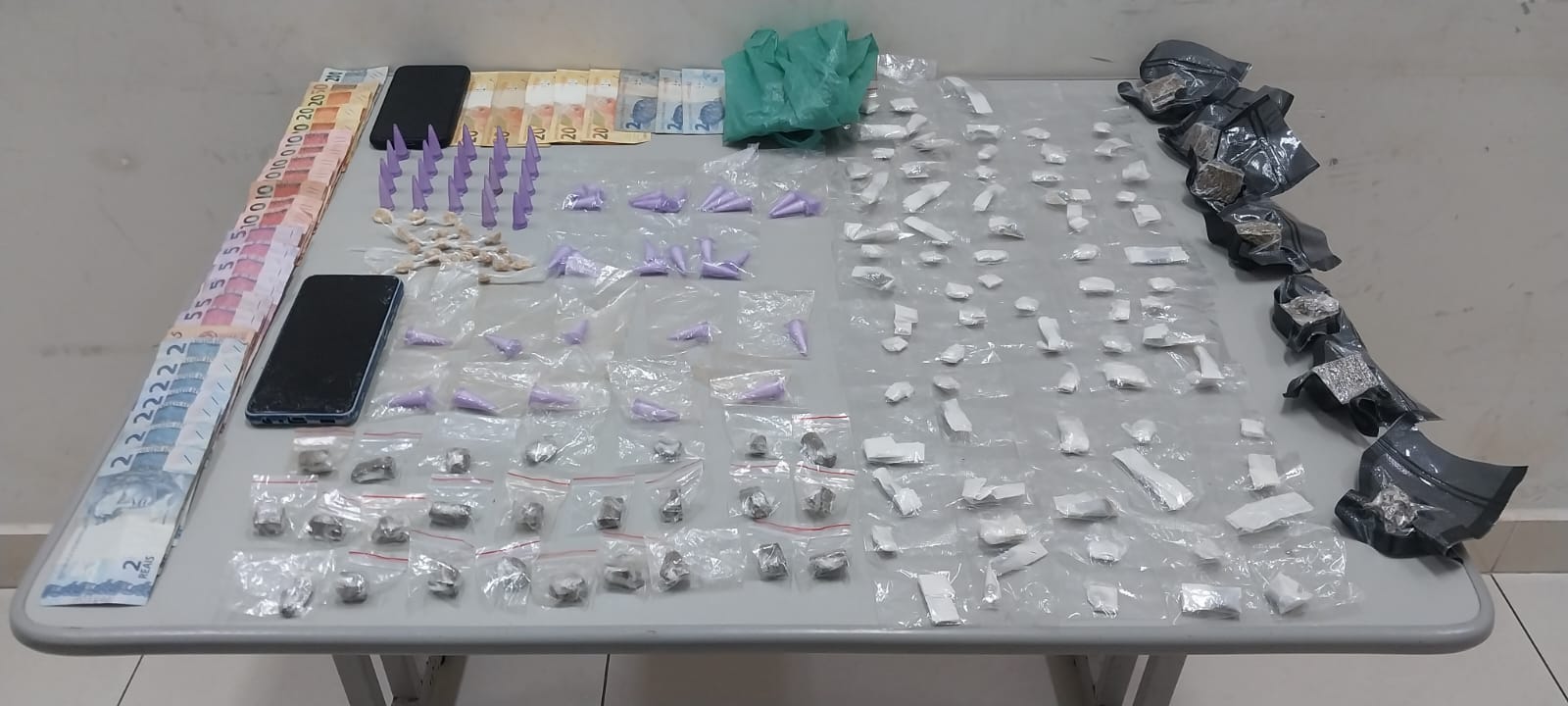 Homem é preso por tráfico de drogas após ser flagrado com cocaína, crack, maconha e haxixe em Araraquara