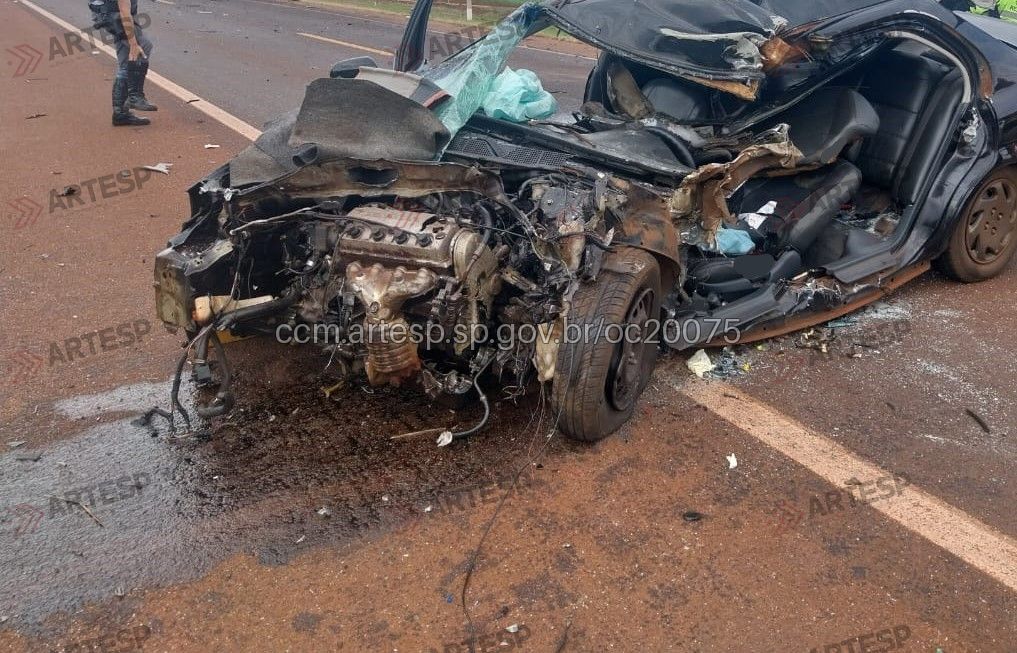 Motorista morre após colisão frontal entre carro e caminhão na SP-328, em Cravinhos