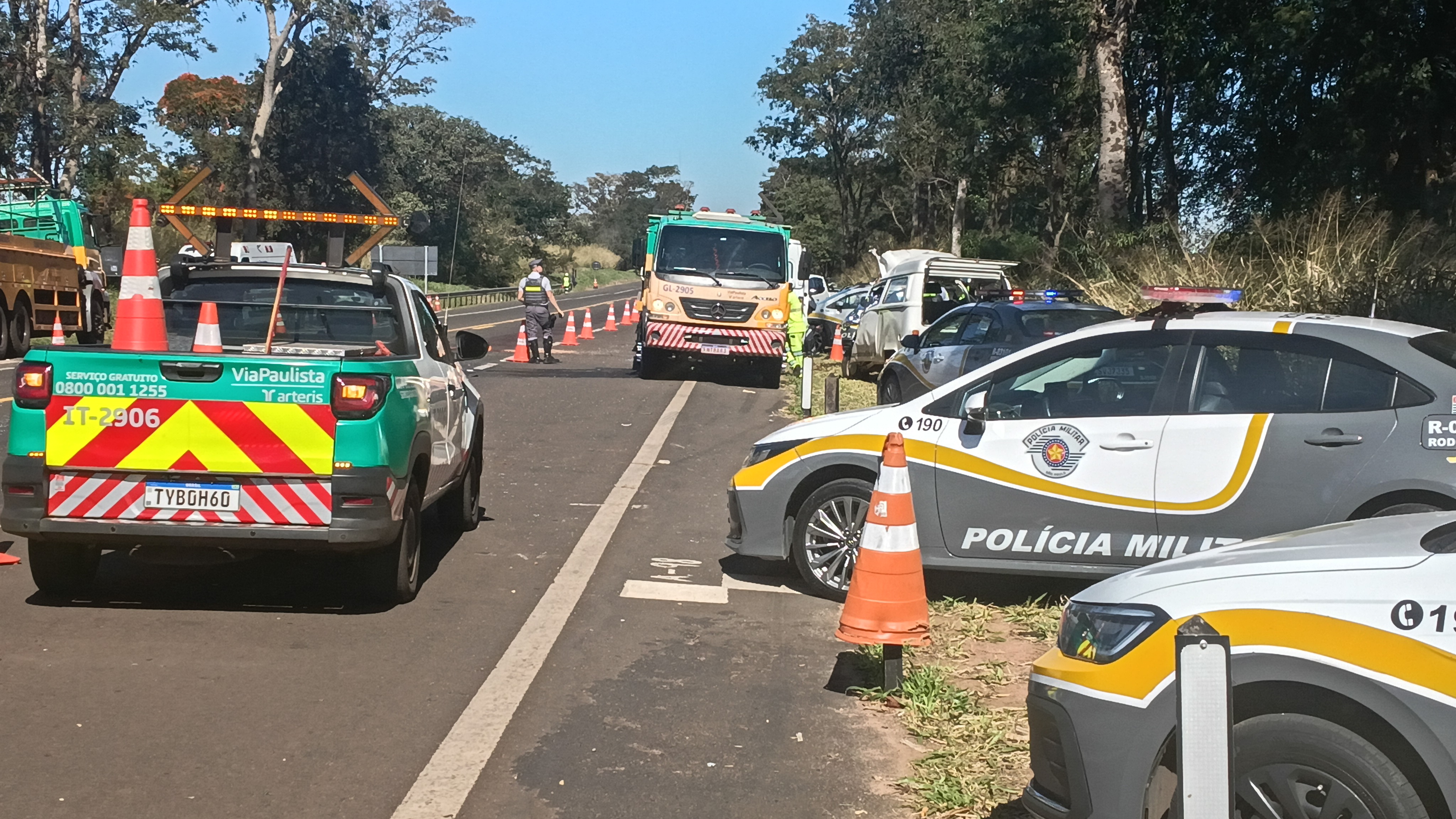 Três pessoas morrem após colisão frontal entre Kombi e caminhão-baú na SP-255 em Boa Esperança do Sul
