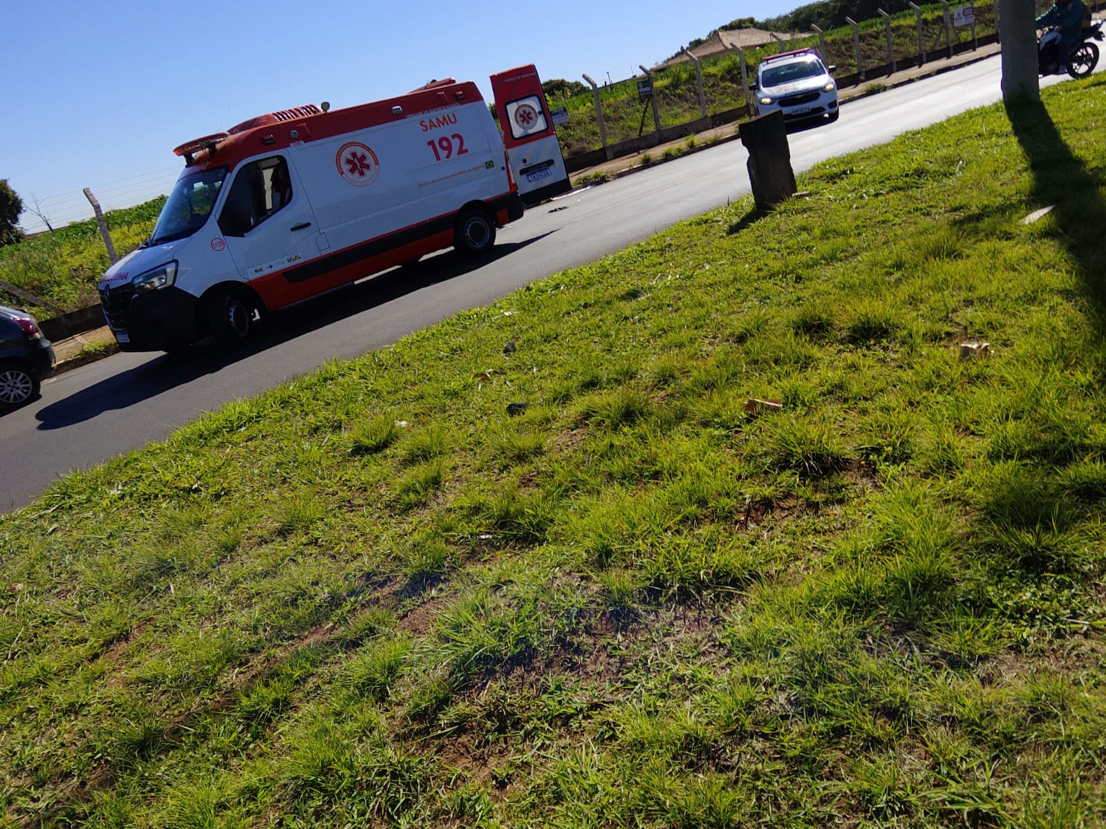 Motociclista fica ferida após colisão entre moto e Fiat Palio no balão da Maurício Galli, em Araraquara