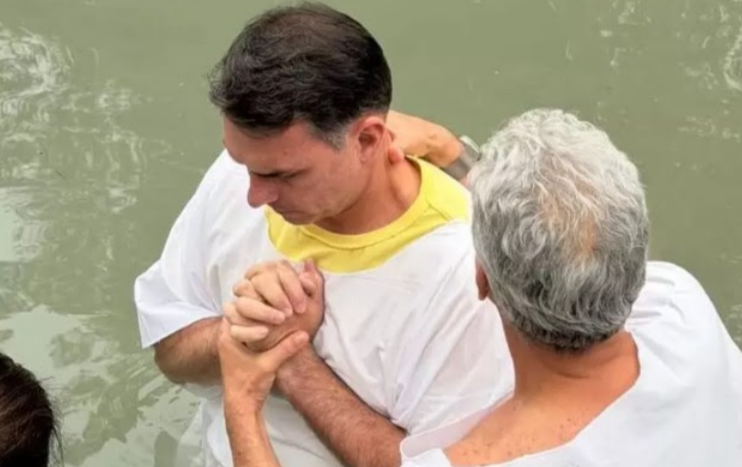 Por que a imagem de Jair Bolsonaro com evangélicos não cola em Flávio