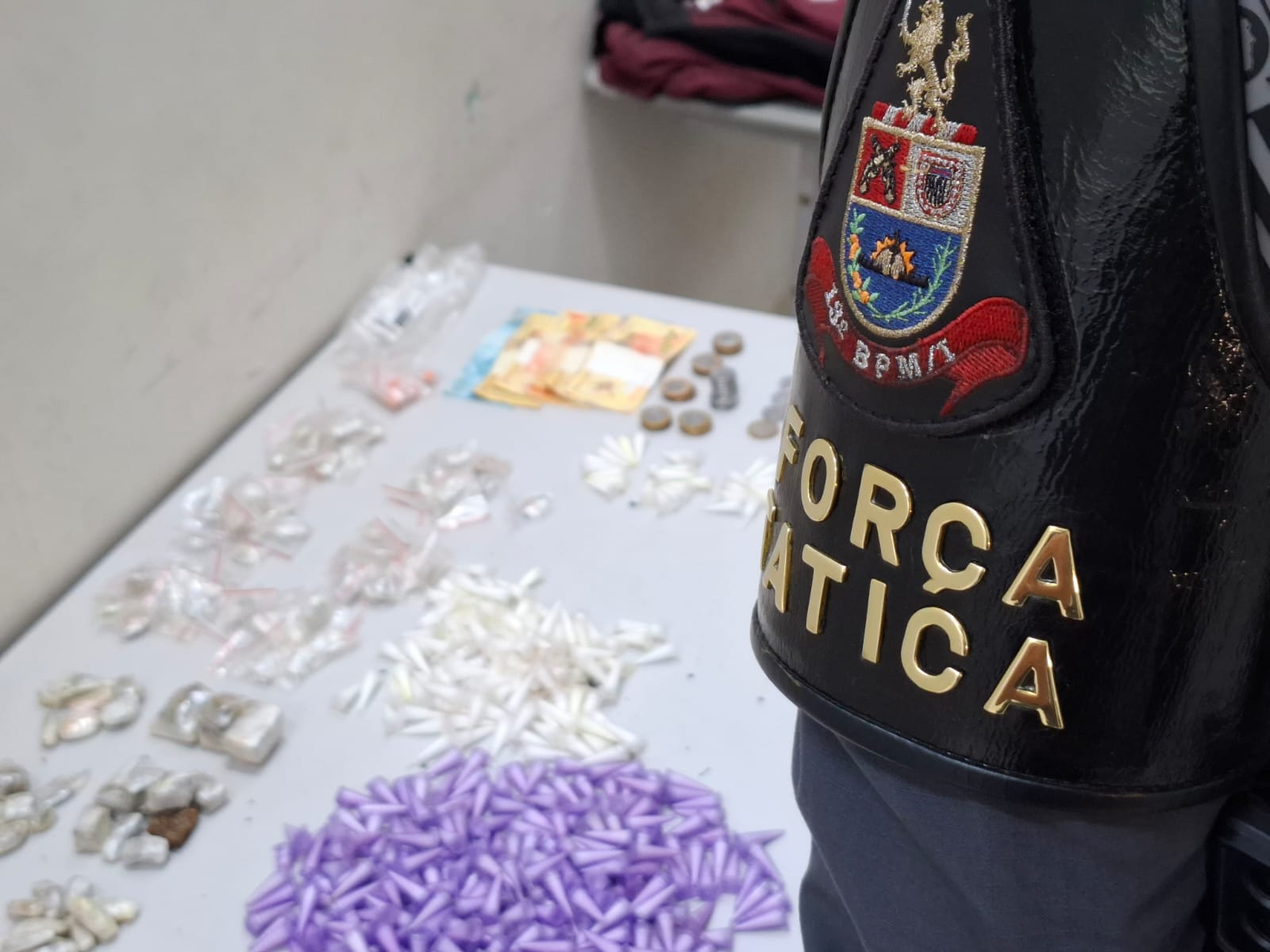 Força Tática apreende grande quantidade de drogase prende suspeito nos Oitis